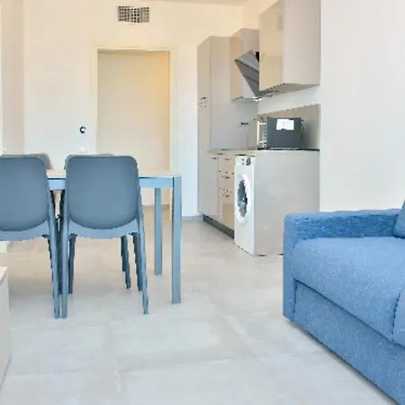 Azure Serenity Modern Sea View Flat With Pool 比比翁
