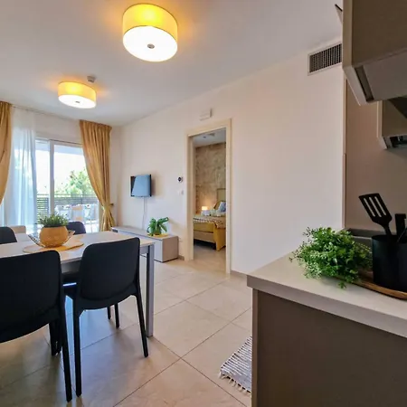 Azure Serenity Modern Sea View Flat With Pool 比比翁